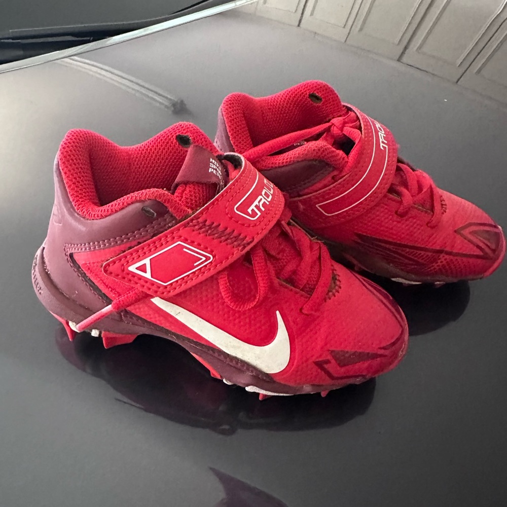 Nike kid baseball cleats size 10